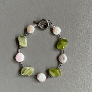 Freshwater pearl/glass bead bracelet.